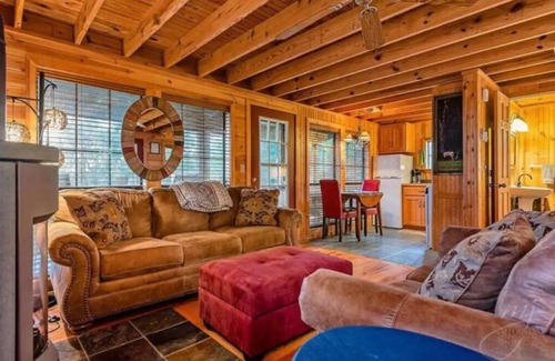 Harrison Kabine | A Still Point Cabin and HOT TUB!