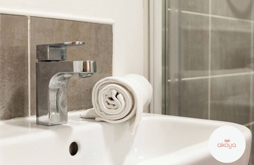 Wakefield Haus | A Stunning Central Wakefield Cozy Gem - Free Wi-Fi & Parking - Pet Friendly