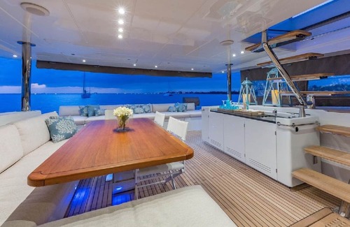 Paradise Island Bootsverleih | A stunning Lagoon 630 crewed power catamaran available in the Bahamas.