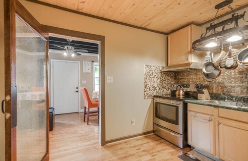 Lithia Springs Hütte | Suburban Cottage in Georgia