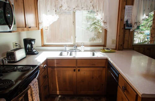 Sunnyside Kabine | Eine Superhütte an der Westküste von Tahoe mit PRIVATEN STRANDRECHTEN. Gegen den Wald