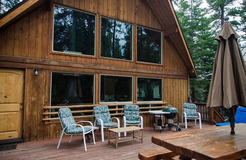 Sunnyside Kabine | Eine Superhütte an der Westküste von Tahoe mit PRIVATEN STRANDRECHTEN. Gegen den Wald