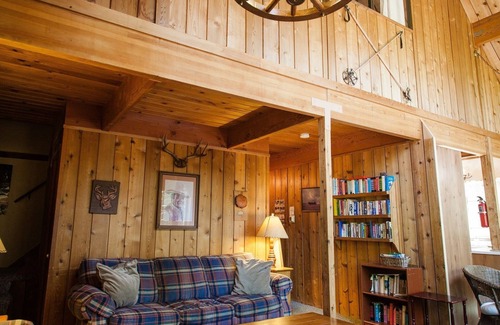 Sunnyside Kabine | Eine Superhütte an der Westküste von Tahoe mit PRIVATEN STRANDRECHTEN. Gegen den Wald