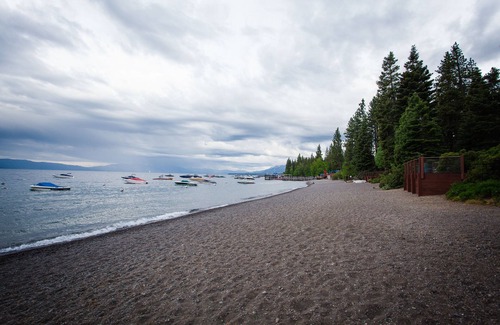 Sunnyside Kabine | Eine Superhütte an der Westküste von Tahoe mit PRIVATEN STRANDRECHTEN. Gegen den Wald