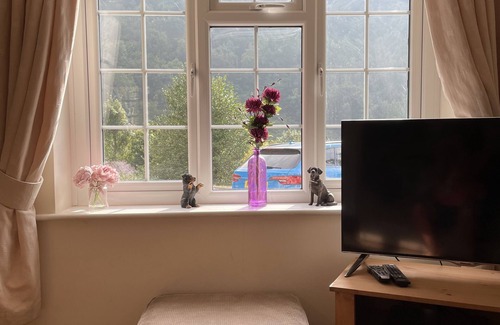 Symonds Yat Hütte | Ein terrassiertes Stallhaus in der Nähe des Ufers des Flusses Wye mit wunderschöner Aussicht