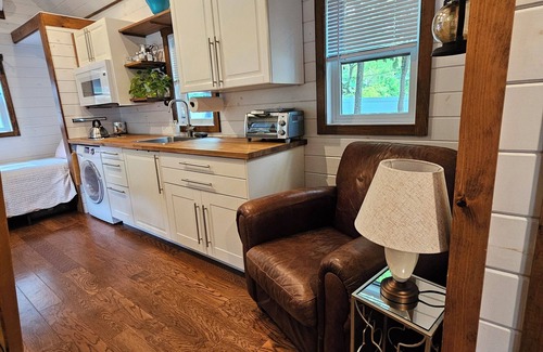 Pawcatuck Hütte | A Tiny Escape - Charming Eco-Friendly Retreat Awaits in Stonington