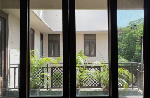 Lajpat Nagar Haus | A tranquil sojourn in the heart of the city. A spacious duplex with large rooms.