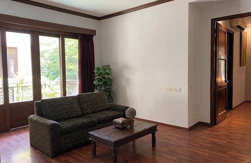 Lajpat Nagar Haus | A tranquil sojourn in the heart of the city. A spacious duplex with large rooms.