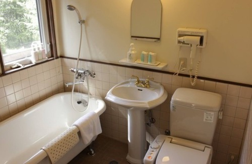 Fujikawaguchiko Hotel | A twin room with a stylish catfoot bathtub You / Minamitsurugun Yamanashi