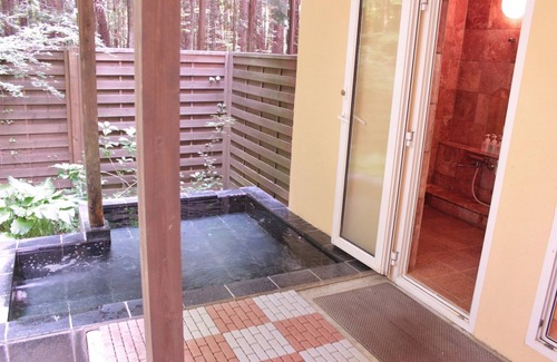 Fujikawaguchiko Hotel | A twin room with a stylish catfoot bathtub You / Minamitsurugun Yamanashi