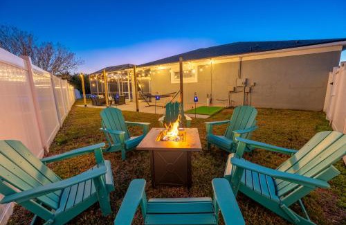 Sabal Harbour Haus | A Wave From it All! Pet friendly, Private heated pool home with fire pit!