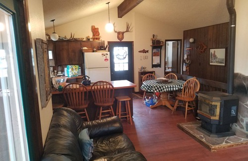 Hyrum Kabine | Eine wunderbare, abgelegene zweistöckige Hütte, Deck, Feuerstelle, gefüllter Teich zum Angeln.