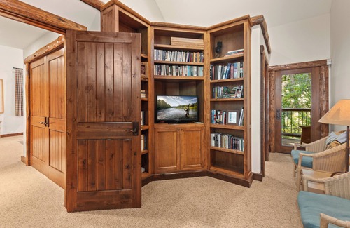 Warm Springs Haus | Abode at Silvertip | Sweeping Estate with 4 Cabins