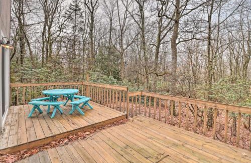 Jim Thorpe Haus | about 1 Mi to Lake Secluded Poconos Home with Decks
