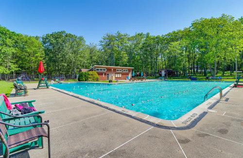 Jim Thorpe Haus | about 1 Mi to Lake Secluded Poconos Home with Decks