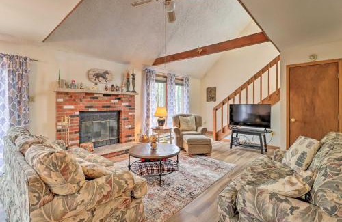 Jim Thorpe Haus | about 1 Mi to Lake Secluded Poconos Home with Decks
