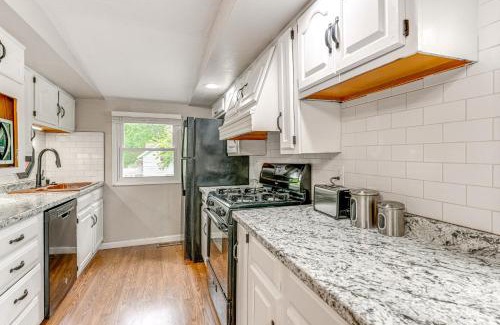 Lansing Wohnung | about 2 Mi to Downtown Bright Apt in Lansing!