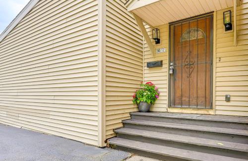 Lansing Wohnung | about 2 Mi to Downtown Bright Apt in Lansing!