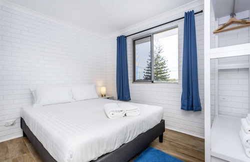 Singleton Wohnung | Absolute beachfront! Freshly renovated beachy apartment. Free WIFI