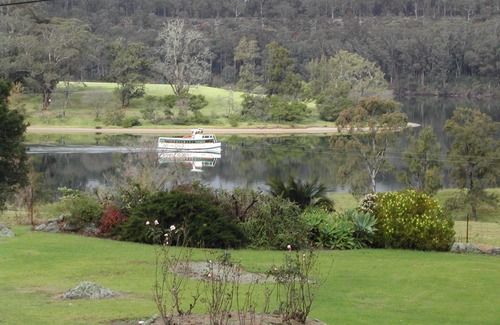 Longreach Villa | Absolute Waterfront - Grevillea In der Shoalhaven Lodge
