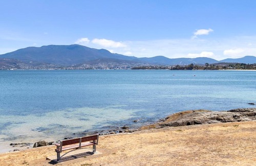 Howrah Haus | Absolute Waterfront Only 15 minutes From Hobart