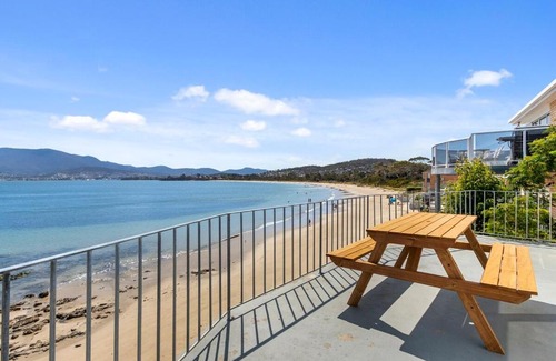 Howrah Haus | Absolute Waterfront Only 15 minutes From Hobart