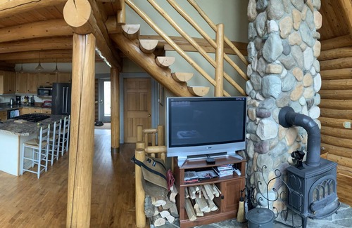Locke Mills Skihütte | Abundant Light with Hot Tub, King Bed, and Wood stove-18 Minutes to Sunday River