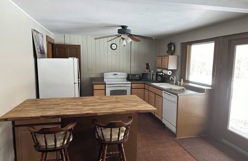 Locke Mills Skihütte | Abundant Light with Hot Tub, King Bed, and Wood stove-18 Minutes to Sunday River