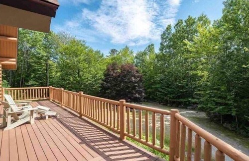 Locke Mills Skihütte | Abundant Light with Hot Tub, King Bed, and Wood stove-18 Minutes to Sunday River