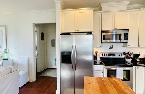 Old Town Hütte | Acadian cottage 1 minute walk to beach, 5 minutes to Old Town BSL! Best location