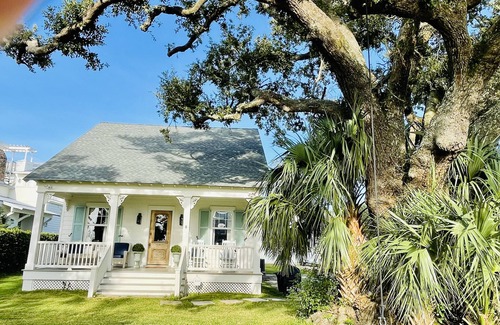 Old Town Hütte | Acadian cottage 1 minute walk to beach, 5 minutes to Old Town BSL! Best location