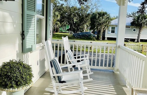 Old Town Hütte | Acadian cottage 1 minute walk to beach, 5 minutes to Old Town BSL! Best location