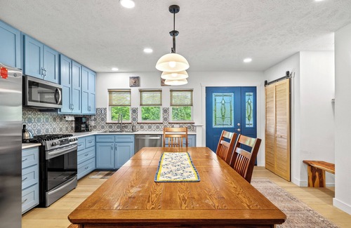 Noble Sonstige | Accessible Lake and Farm Retreat w/Fresh Eggs, Nature Trails, and Gameroom