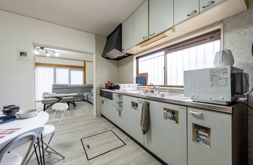 Yokkaichi Haus | Accommodates 13 people Convenient access to Nagoya, Nagashima, and Ise 3 free parking spaces Family size guesthouse with terrace
