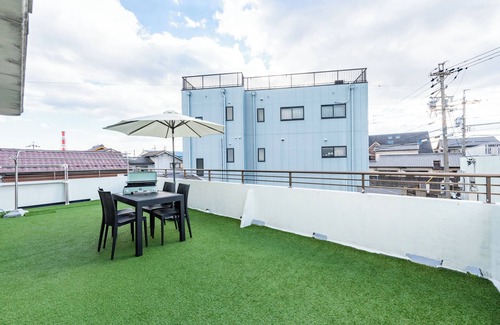 Yokkaichi Haus | Accommodates 13 people Convenient access to Nagoya, Nagashima, and Ise 3 free parking spaces Family size guesthouse with terrace