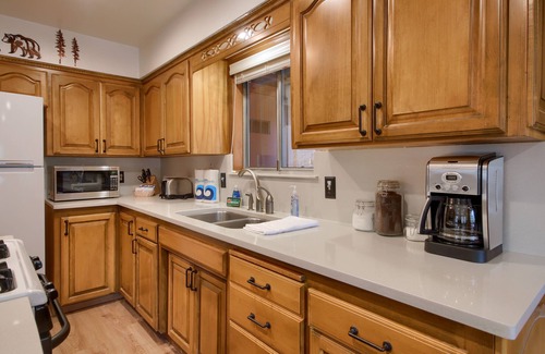 North Wawona Haus | Acorn Alley Inside Yosemite - Dog Friendly! w/Hot tub, Fire pit, EV Charger