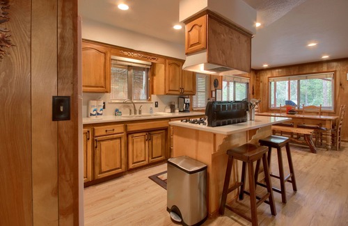 North Wawona Haus | Acorn Alley Inside Yosemite - Dog Friendly! w/Hot tub, Fire pit, EV Charger
