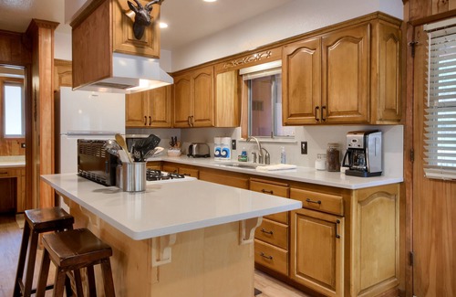 North Wawona Haus | Acorn Alley Inside Yosemite - Dog Friendly! w/Hot tub, Fire pit, EV Charger