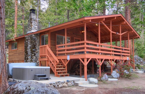 North Wawona Haus | Acorn Alley Inside Yosemite - Dog Friendly! w/Hot tub, Fire pit, EV Charger