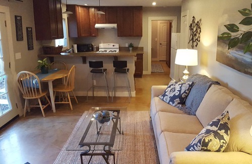 South Berkeley Wohnung | Gegenüber von BART, New Construction1 Bd / 1Ba-Private