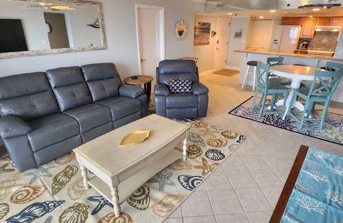 Ormond-by-the-Sea Eigentumswohnung | New Luxury Beachfront Listing. Gehen Sie direkt von Ihrem Balkon zum Strand und Pool!