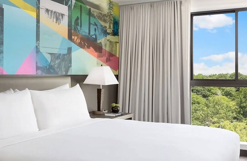 Lower Allston Hotel | ADA 2 Queens with Tub Room at Studio Allston Hotel