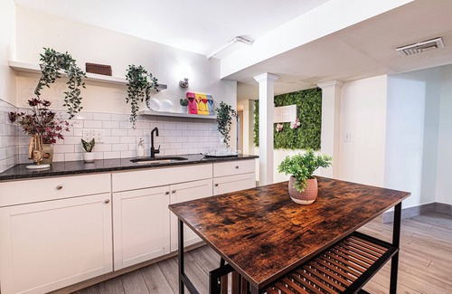 Neponset - Port Norfolk Wohnung | Adams Village 6-Bed Apt: City Perks, Suburban Vibe