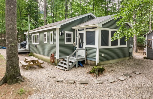 Moultonborough Hütte | Adirondack inspired cottage with access to association beach on Lake Winni