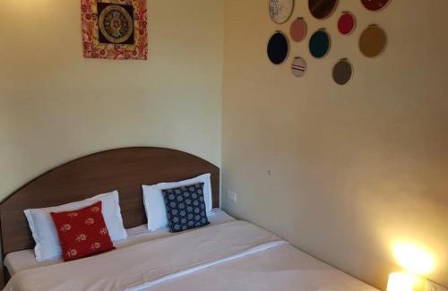 Gunehr Haus | Aditya Homestay Bir-Billing surrounded by Mountains