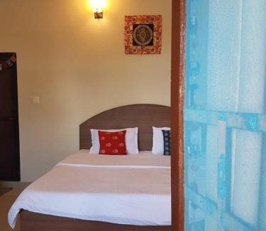 Gunehr Haus | Aditya Homestay Bir-Billing surrounded by Mountains