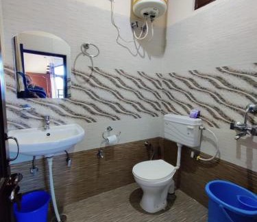 Gunehr Haus | Aditya Homestay Bir-Billing surrounded by Mountains
