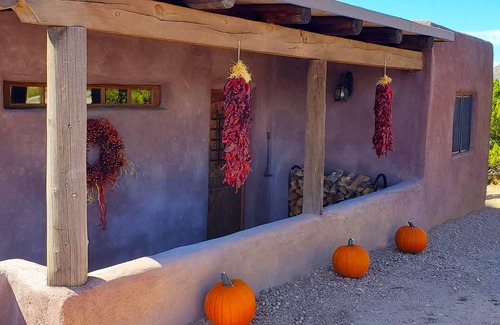 Canoncito Haus | ADOBE CASITA ON ART GALLERY COMPOUND