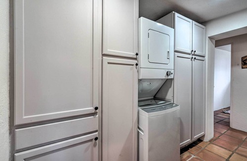 Downtown Santa Fe Hütte | Adobe House w/ Patio - Walk to Dtwn Plaza & Shops!