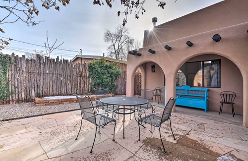 Downtown Santa Fe Hütte | Adobe House w/ Patio - Walk to Dtwn Plaza & Shops!